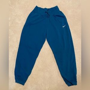 Nike women’s oversized joggers, size small, near perfect condition, Teal